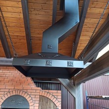 Металлическая вытяжка с трубой