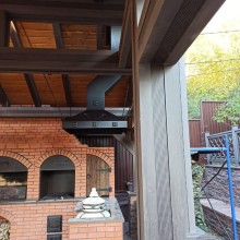 Металлическая вытяжка с трубой