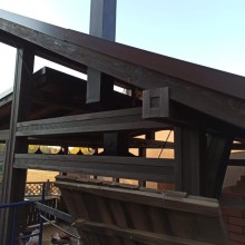 Металлическая вытяжка с трубой