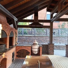 Металлическая вытяжка с трубой