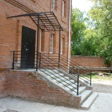 Навес и лестничные ограждения из металла