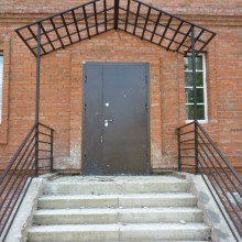 Навес и лестничные ограждения из металла