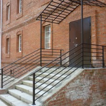 Навес и лестничные ограждения из металла