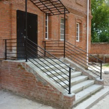 Навес и лестничные ограждения из металла