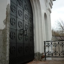 Ворота и балконные ограждения из художественной ковки металла