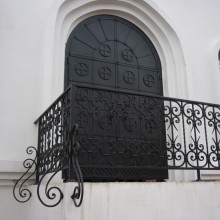 Ворота и балконные ограждения из художественной ковки металла