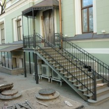 Наружные перила из художественной ковки металла