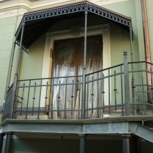 Наружные перила из художественной ковки металла