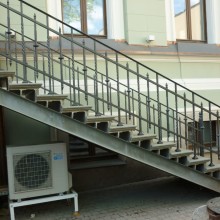 Наружные перила из художественной ковки металла