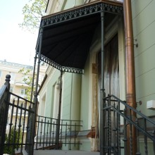 Наружные перила из художественной ковки металла