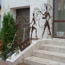 Наружные перила из художественной ковки металла
