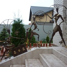 Наружные перила из художественной ковки металла