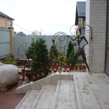 Наружные перила из художественной ковки металла