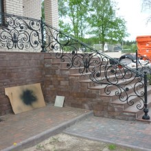 Наружные перила из художественной ковки металла
