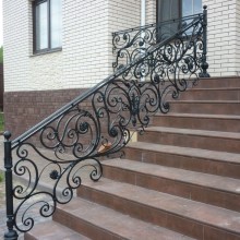 Наружные перила из художественной ковки металла