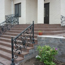 Наружные перила из художественной ковки металла