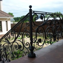 Наружные перила из художественной ковки металла