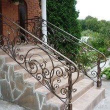Наружные перила из художественной ковки металла