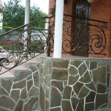 Наружные перила из художественной ковки металла