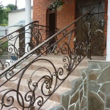Наружные перила из художественной ковки металла