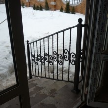 Наружные перила из художественной ковки металла