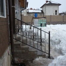 Наружные перила из художественной ковки металла